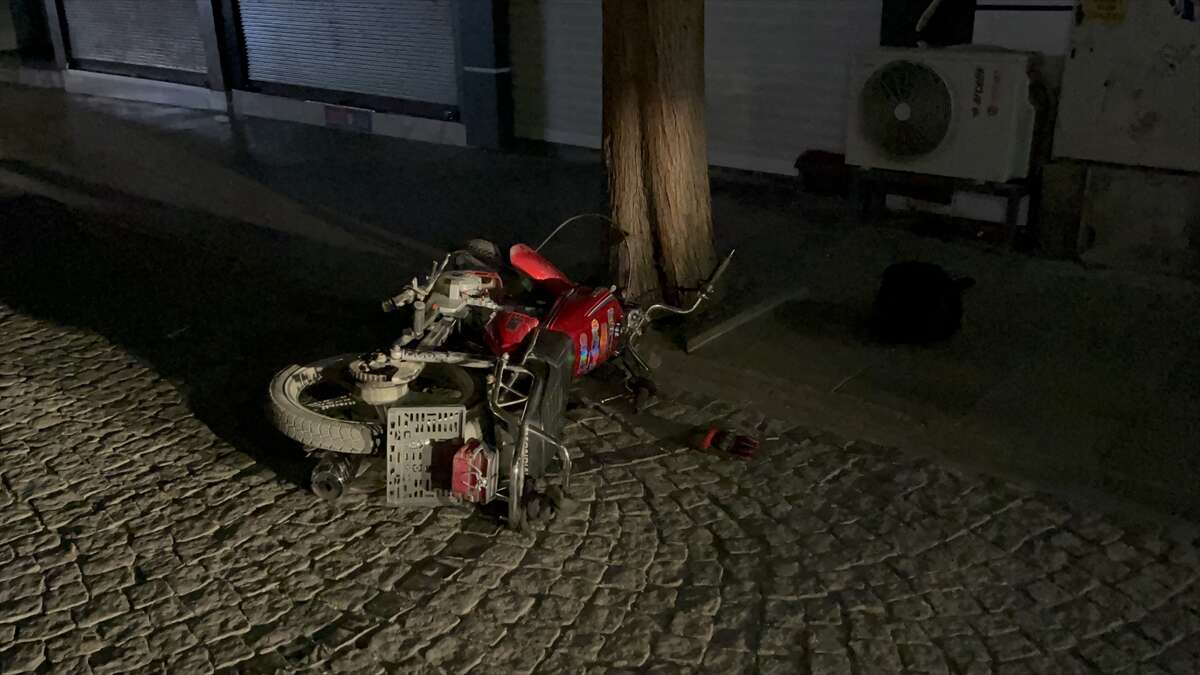 Çarptığı bekçi için ağlayan motosikletliyi diğer bekçiler teselli etti 2